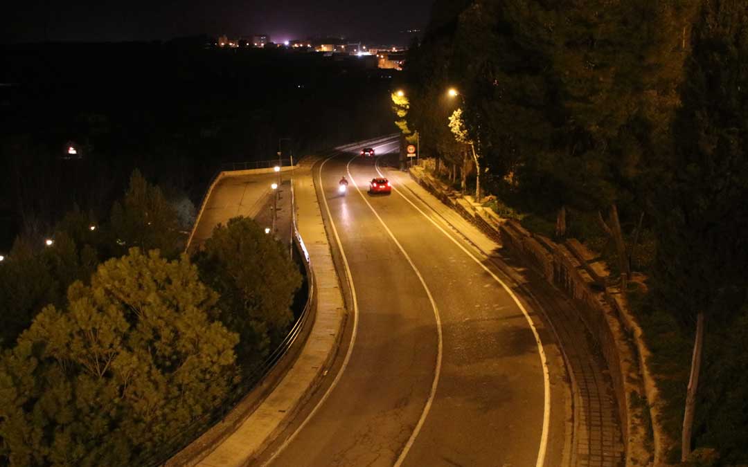 Coches pasando por el Corcho este viernes por la tarde
