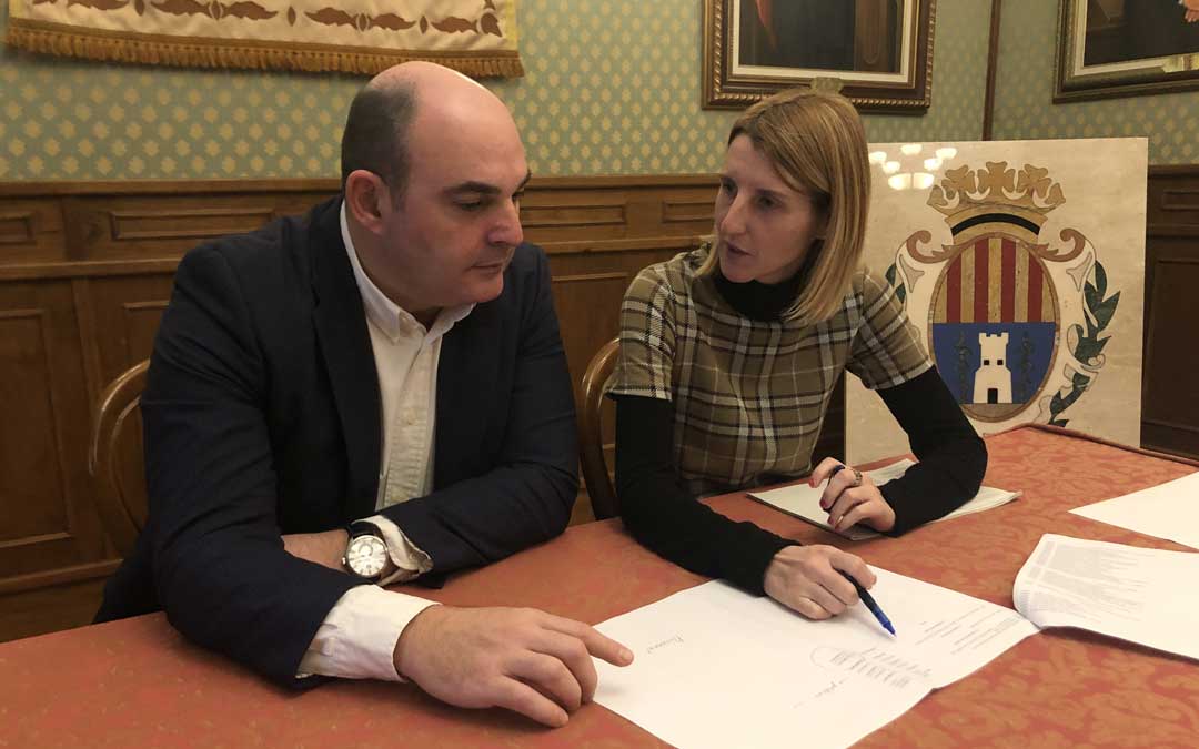 El alcalde y la concejal de Hacienda, este jueves, en rueda de prensa