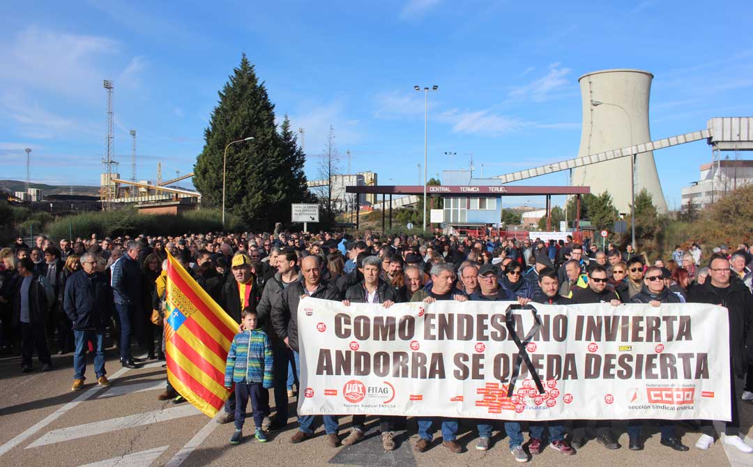 Trabajadores y vecinos se han concentrado a las puertas de la Térmica