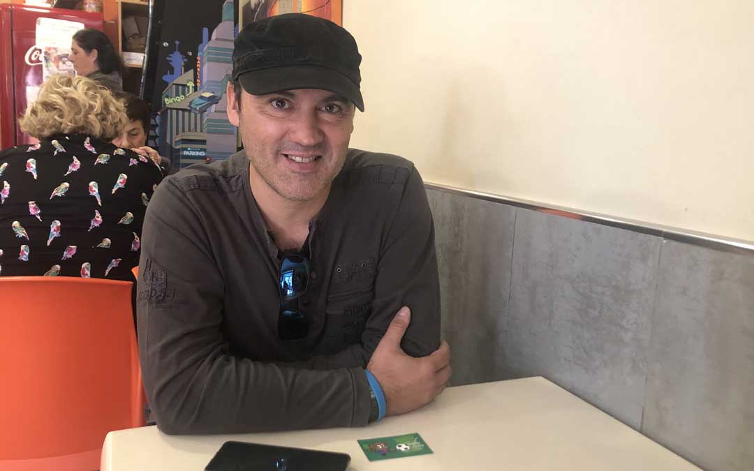 Kike Caballero, el pasado viernes, durante una entrevista para La COMARCA en una breve visita a Alcañiz desde Cádiz. Foto: L. Castel