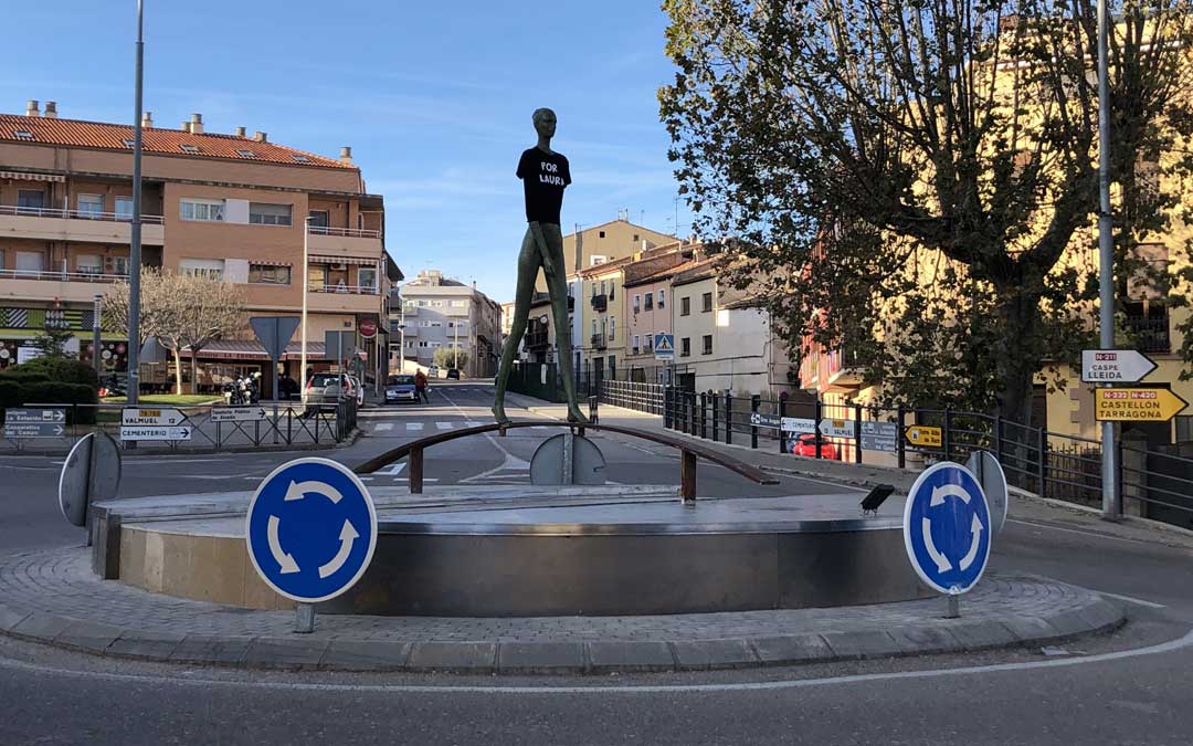 La escultura de la caminanta de Alcañiz, que regresó el viernes a la rotonda, luce una camiseta en honor a Laura Luelmo