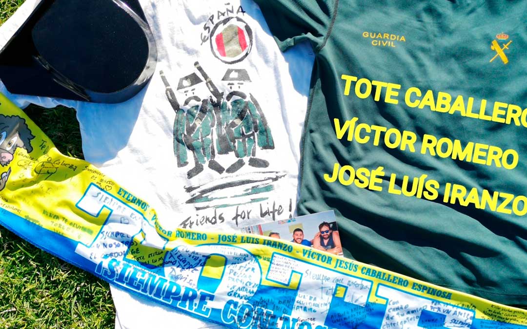 camisetas bufanda y material homenaje victor romero san silvestre cadiz