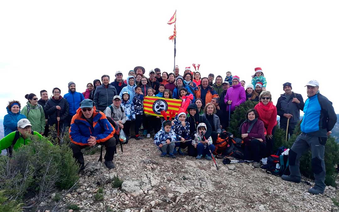 Asistentes a la marcha en la cima del Tolocha. club montaña la cordada