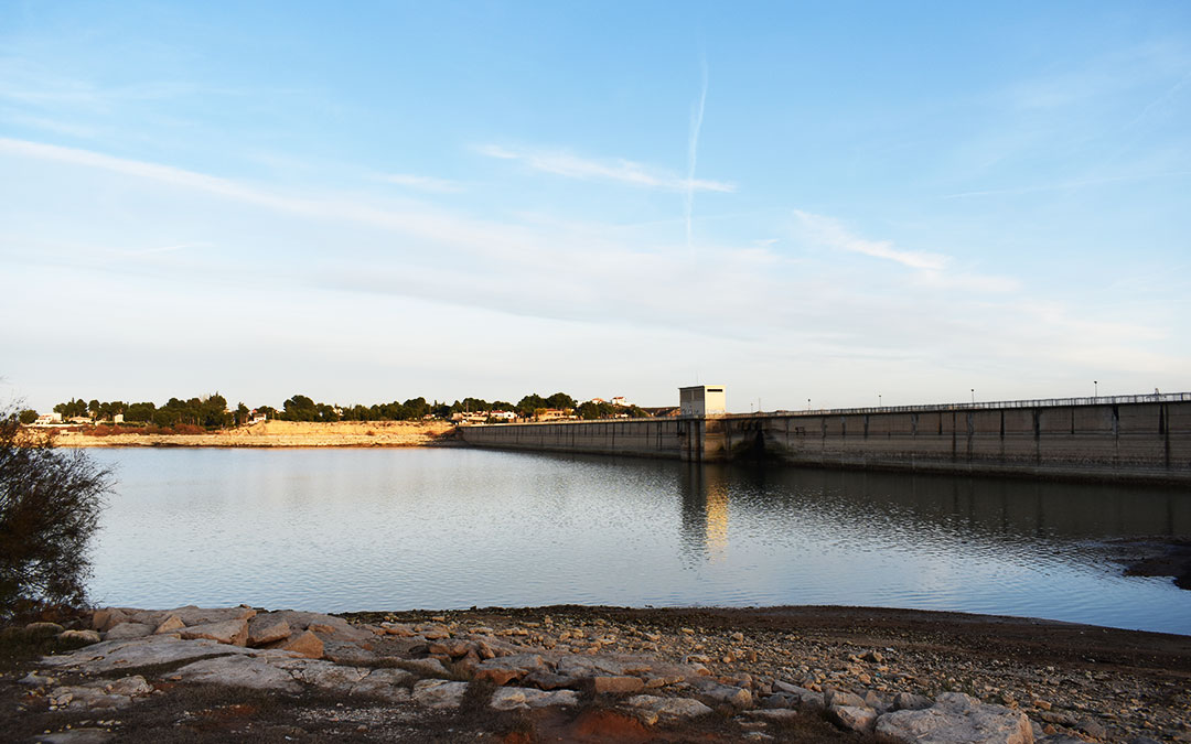 Imagen actual del Embalse de Mequinenza a las afueras de la Ciudad del Compromiso, en la urbanización El Dique.