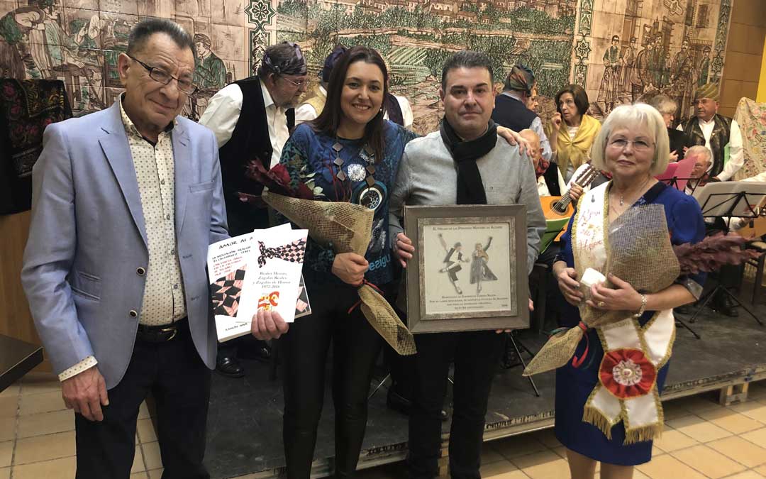 La secretaria y el presidente del cachirulo; entre el presidente y la reina del Hogar con los obsequios