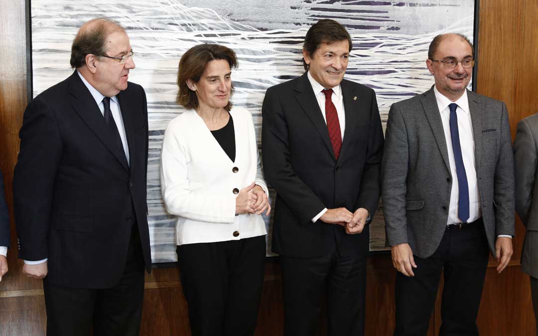 El presidente de Aragón, Javier Lambán, y sus homólogos de Asturias y Castilla y León, Javier Fernández y Juan Vicente Herrera, mantienen una reunión con la ministra de Transición Ecológica en la sede del ministerio este miércoles