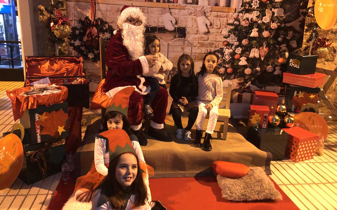 Las niñas y niños se han fotografiado con Papá Noel