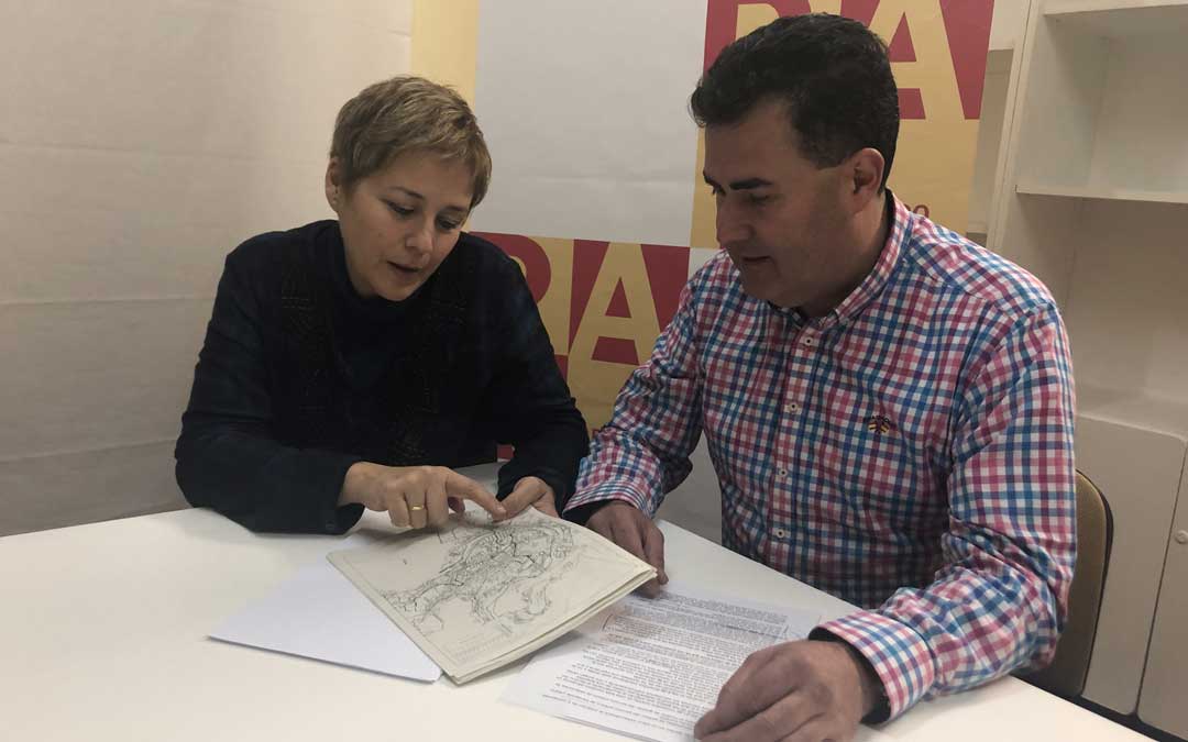 Los ediles del PAR Berta Zapater y Eduardo Orrios, este miércoles, en rueda de prensa