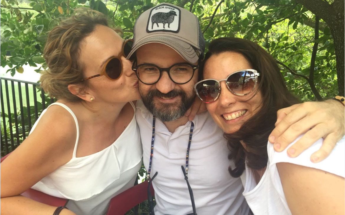 El periodista Michel Valles muere de cancer a los 40 años. En la imagen, con sus mejores amigas de la infancia matarrañense, Yolanda y María del Mar.