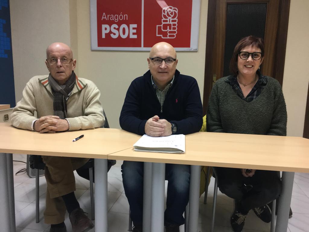 Los tres ediles del PSOE de Alcañiz, este lunes, en rueda de prensa en su sede