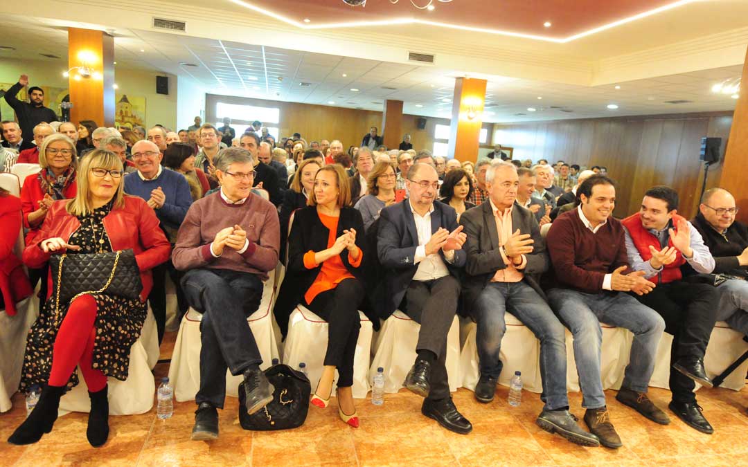 Asistentes al acto de este sábado del PSOE en Teruel con Lambán a la cabeza