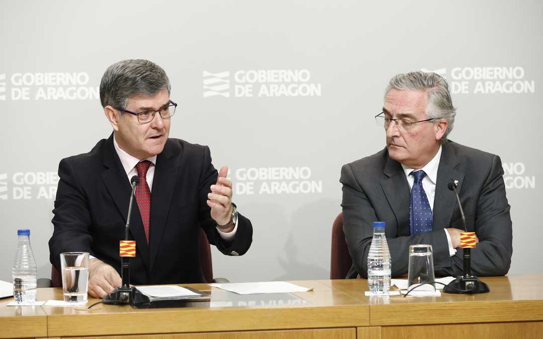 Los consejeros Guillén y Olona este martes en la rueda de prensa posterior al Consejo de Gobierno de DGA