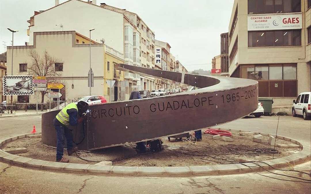 Este viernes se ha colocado la escultura dedicada al Circuito Guadalope que se inaugurará el domingo
