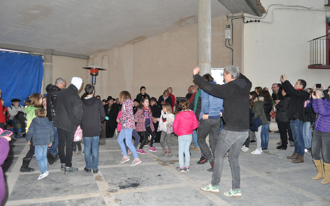 El baile contó con la participación de niños y adultos