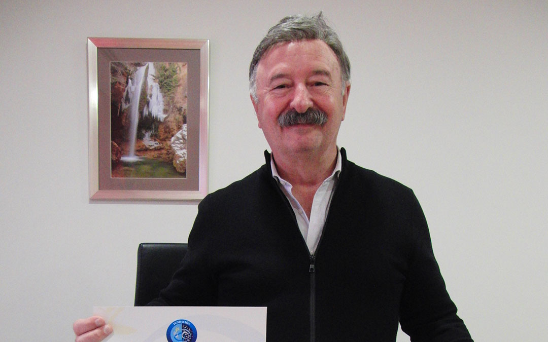 Merino con los certificados de Turismo de Estrellas