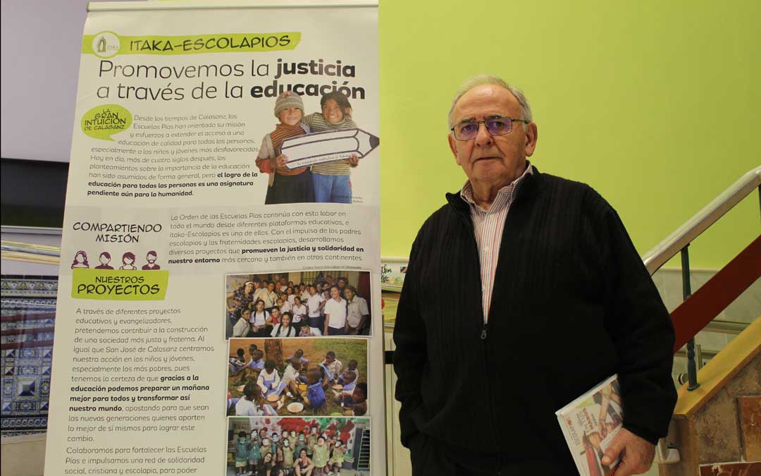 Javier Negro es uno de los bajoaragoneses por el mundo y hace unos días, en Escolapios en Alcañiz, posó junto a la campaña de Ítaka en la que Congo tiene mucho que ver.