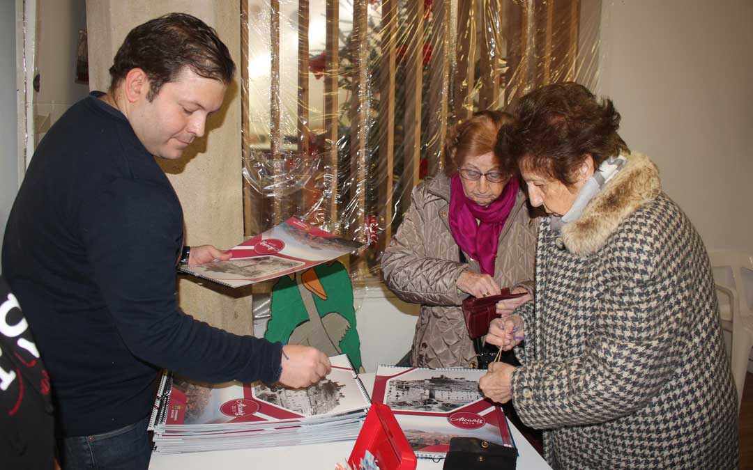 Reparto del calendario de Alcañiz este martes por la mañana