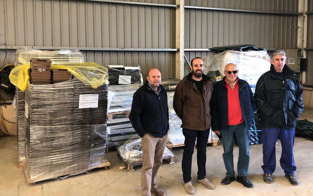 Representantes de los pueblos del plan piloto junto a los contenedores de materia orgánica