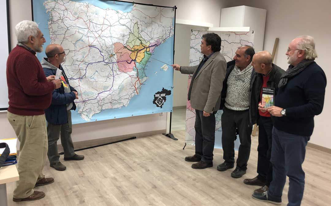 Miembros de Teruel Existe este miércoles en la asamblea que han celebrado en Alcañiz observando el mapa de la autovía que proponen