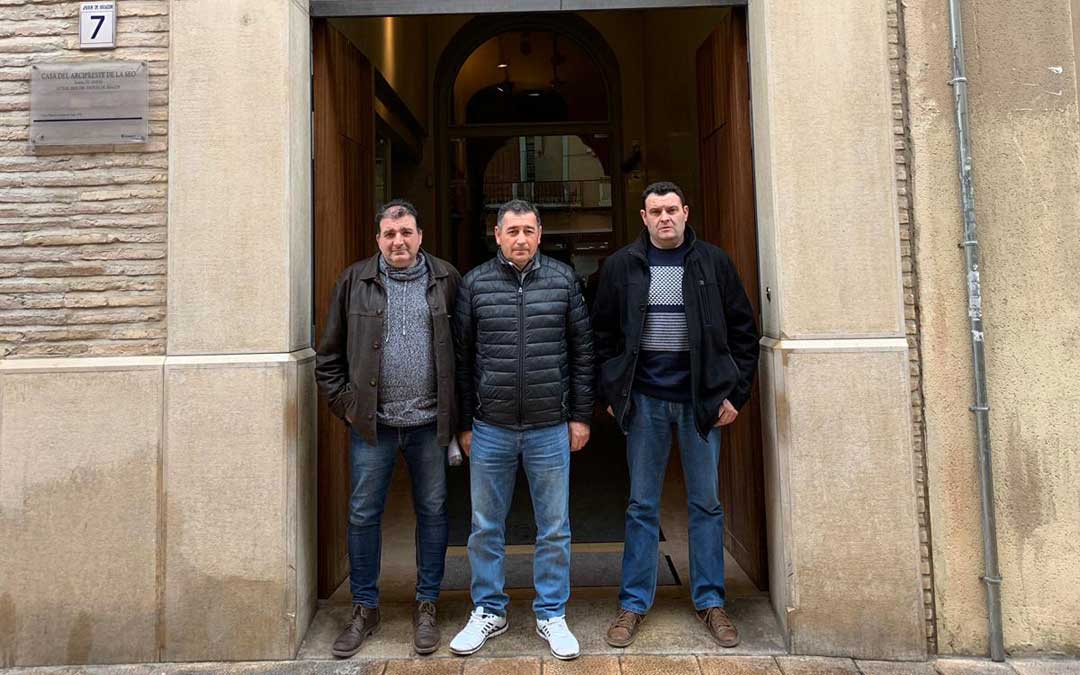Pedro Miñana, Inocencio Lorenz y Nicolás Bespín, en la puerta del Justicia.
