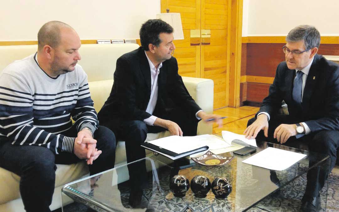 El alcalde Noé y el concejal Macipe, este jueves, con Guillén en el Pignatelli