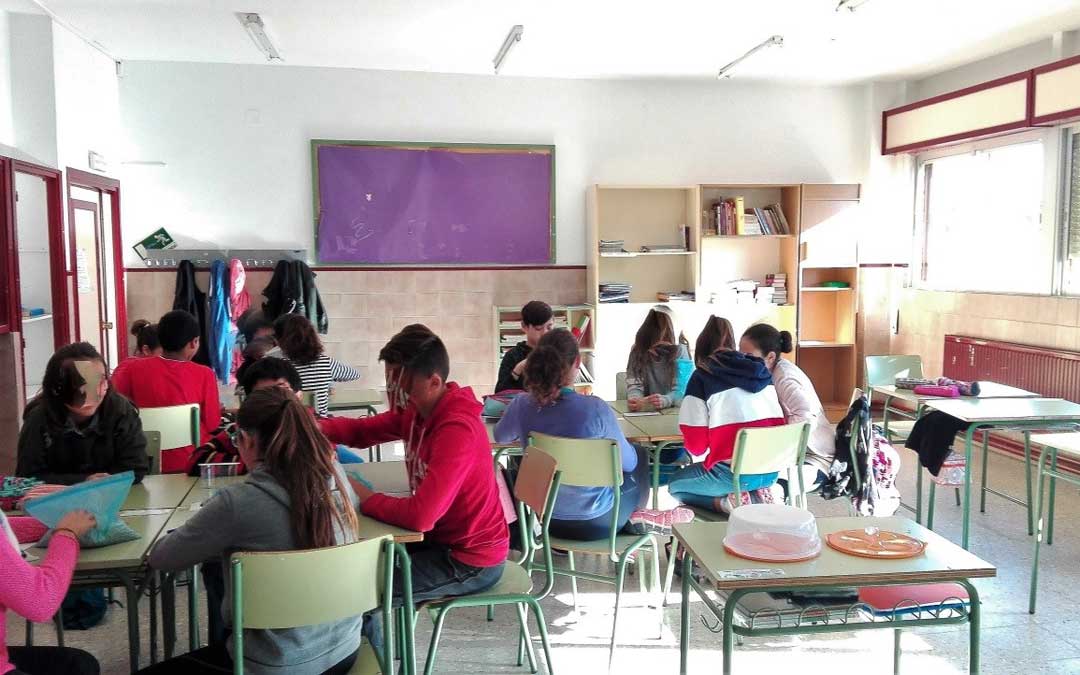 Uno de los talleres sobre el cambio climático en uno de los colegios del Bajo Martín.