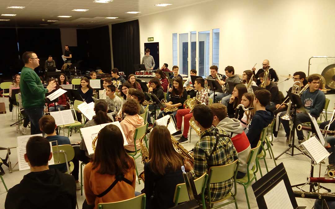La Banda del Conservatorio de Alcañiz durante uno de los ensayos previos al concierto del viernes 11 de enero en el Teatro Municipal.