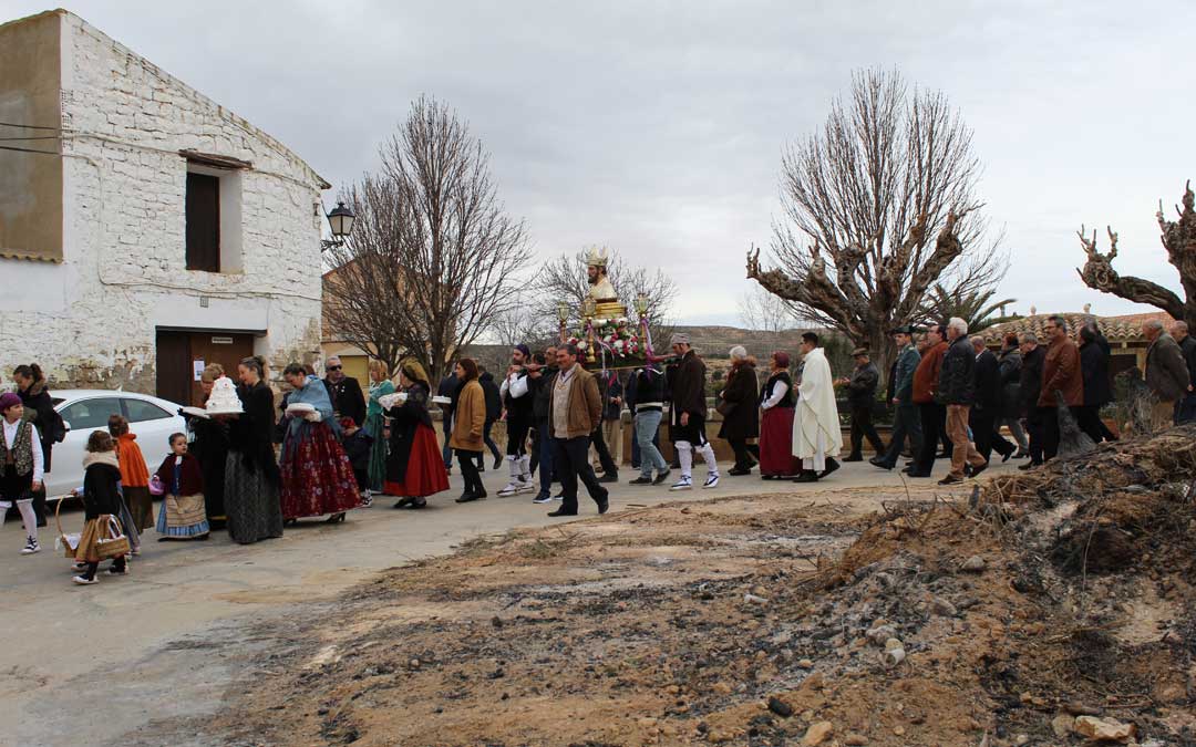 Paso de la procesión de San Valero por los restos de la hoguera que ardió en Castelnou días antes