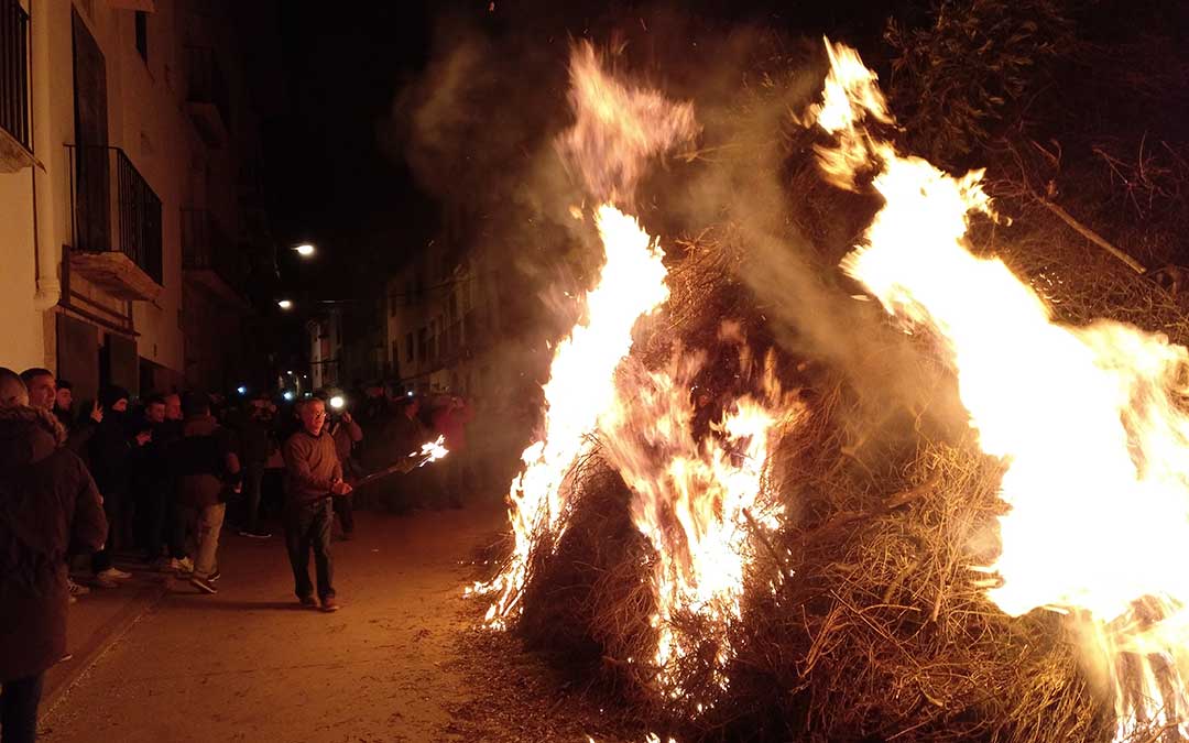 momento encendido hoguera anoche castelseras