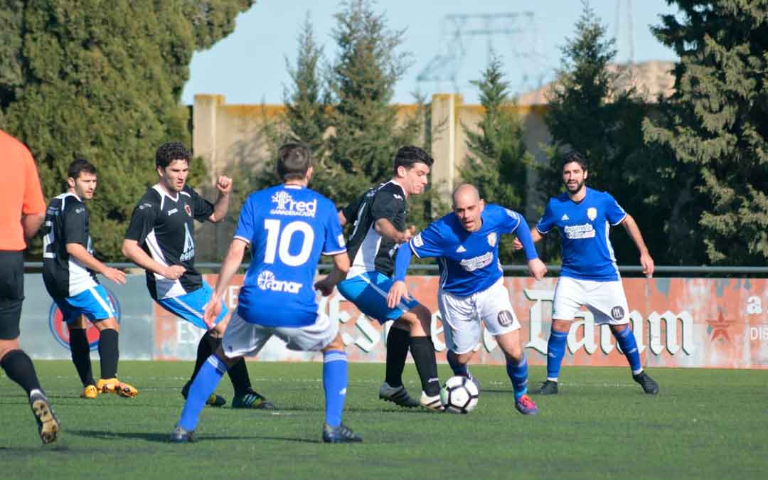 Un momento del juego entre caspolinos y fuenteros.