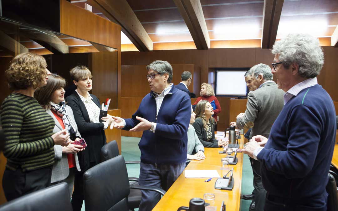 El presidente de la comisión, Aliaga, hablando con algunas de las diputadas miembros de la comisión