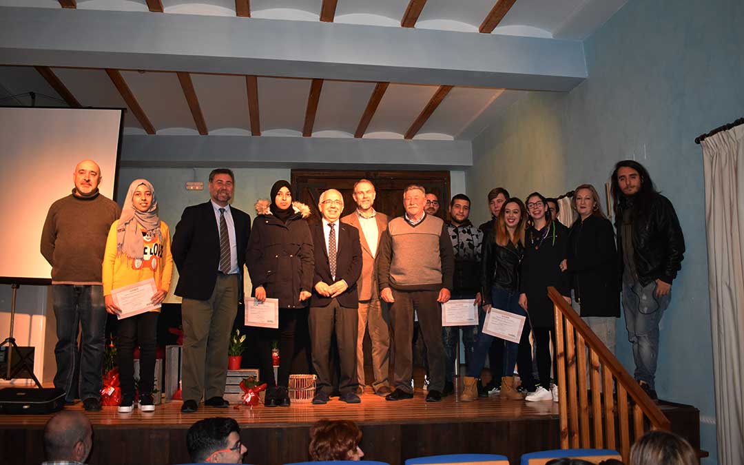 Representantes municipales y del INAEM, director, profesores y alumnos de la Escuela Taller de Caspe