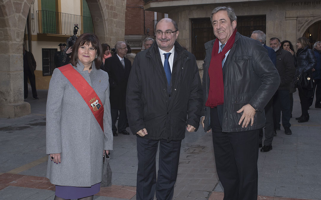 El fiscal Javier Zaragoza junto a Javier Lamban y Julia Vicente en la inauguracion de la Casa de la Villa de Alcorisa