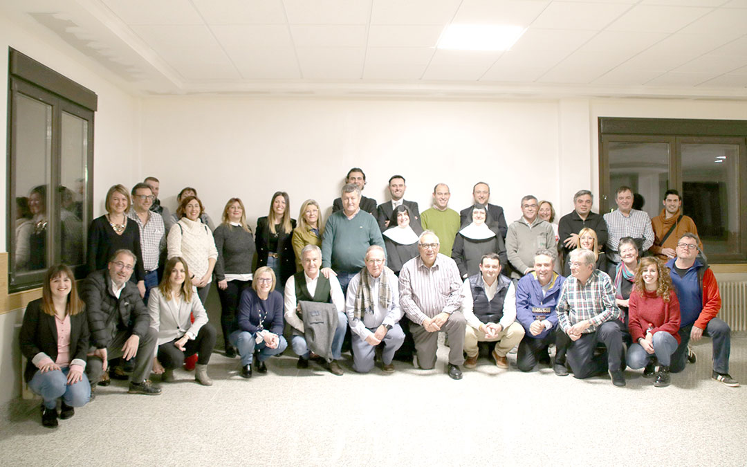 Foto de grupo de todos los asistentes al ágape, celebrado este miércoles en el Hogar Santo Ángel | Adrián Monserrate