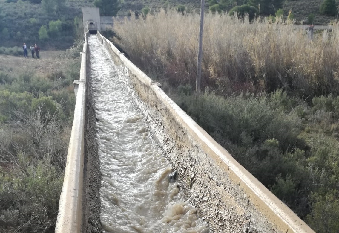 Así baja la acequia que debería suministrar el agua de boca a Aguaviva tras los vertidos de Santolea al Guadalope.