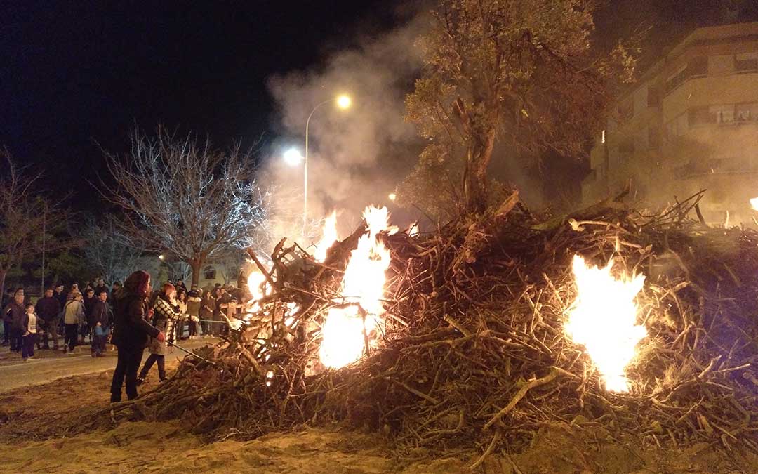 Los mayordomos prendiendo la hoguera de alcaniz