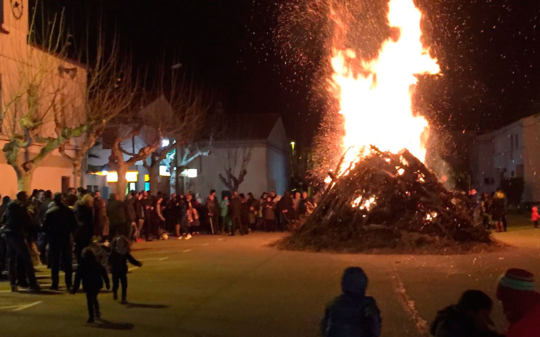 La hoguera popular de la Calle Nido fue uno de los actos más concurridos