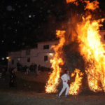 Los diablos recorrieron la hoguera durante la noche del sábado.