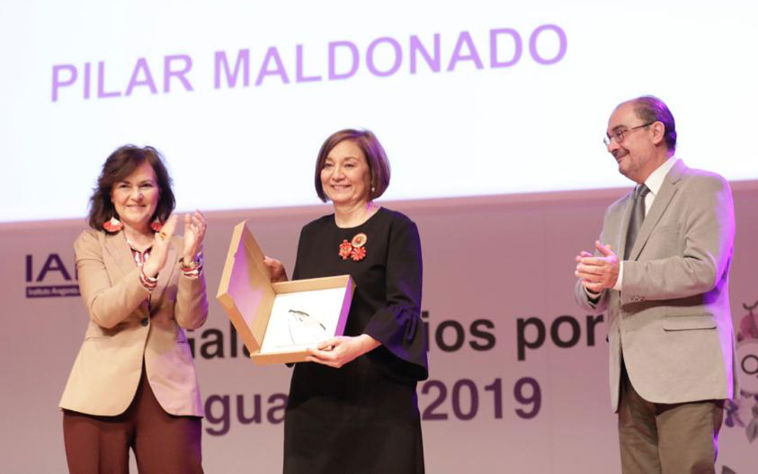 Pilar Maldonado, recibiendo el premio a la trayectoria personal a favor de la igualdad