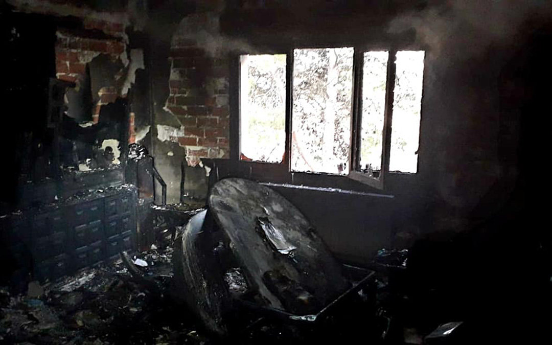 El salón de la vivienda calcinada en Chiprana ha quedado en un estado ruinoso./ DPZ