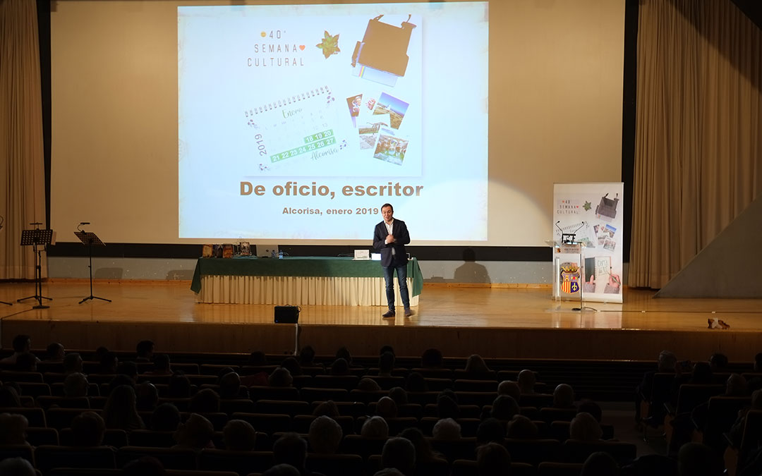 El escritor Javier Sierra sobre el escenario de la sala Alcor 82 en la inauguracion de la Semana Cultural de Alcorisa