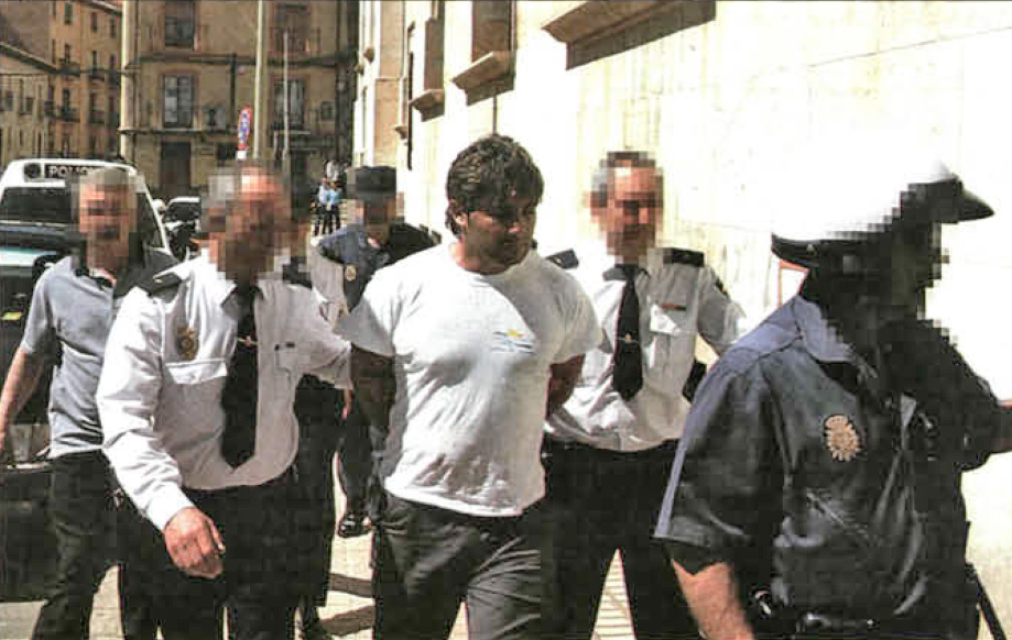 José Javier Salvador a la entrada de los Juzgados de Teruel en el 2003