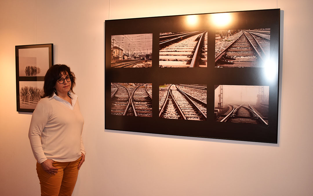 María Jesús Clavero junto a a una selección de sus obras el día de la inauguración de la exhibición, en la Casa de Cultura.