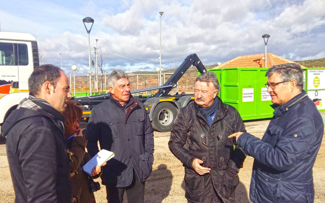 n Vicente Guillén, consejero de Presidencia de DGA, ayer en Martín del Río junto al presidente de las Cuencas Mineras, José María Merino, durante la presentación del punto limpio móvil.