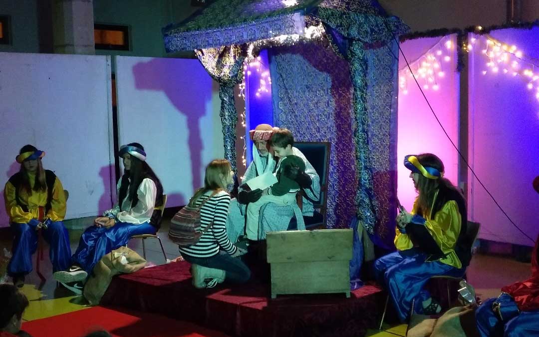 Uno de los niños contándole al Paje lo que ha pedido para Reyes./ A.M.