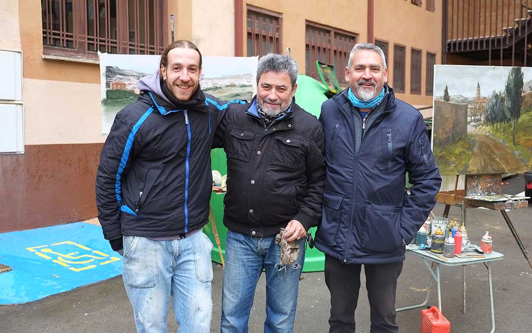 Tres participantes en el certamen de pintura rapida celebrado en alcorisa