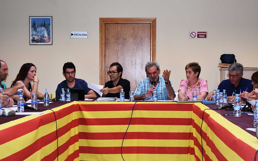 Imagen de un pleno presidido por Francisco Domenech rodeado por sus compañeros del PSOE del Bajo Aragón-Caspe.