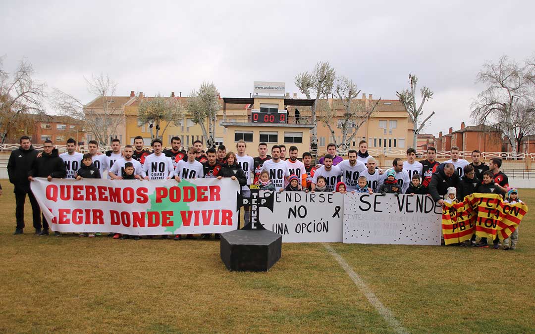 posando con pancartas y camisetas antes del partido de futbol entre andorra y bujaraloz