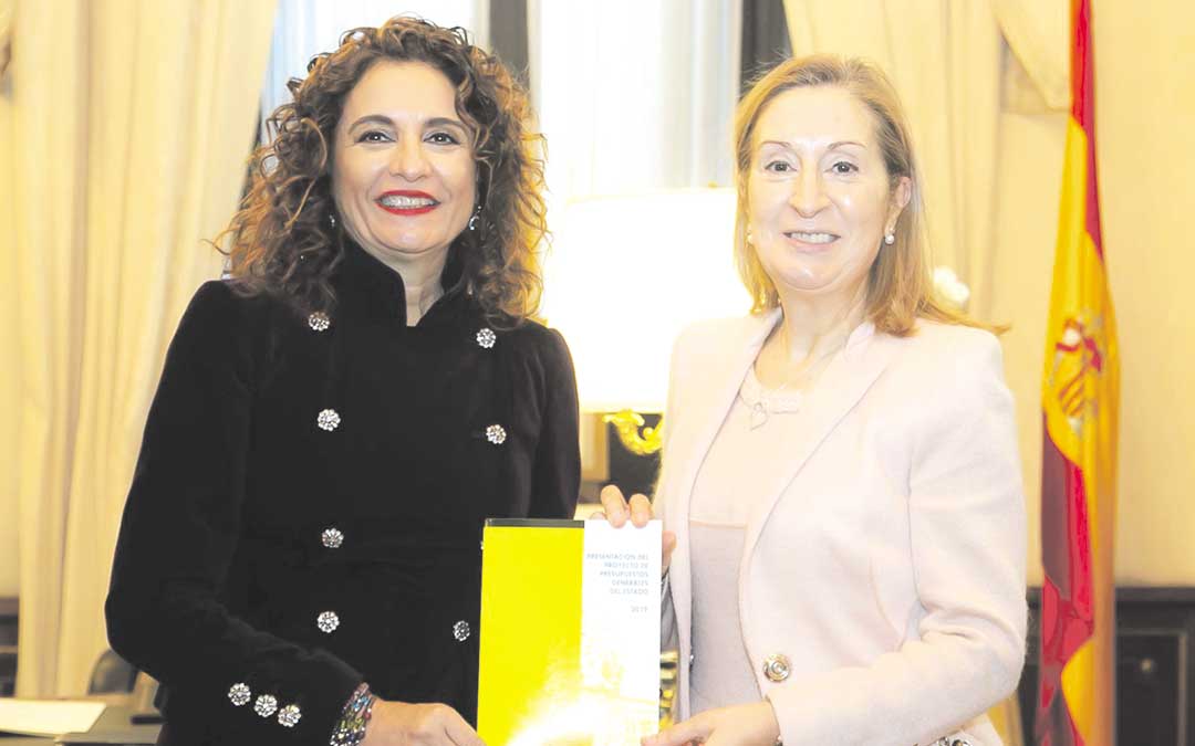 La ministra de Hacienda, María Jesús Montero; entregando los Presupuestos a la presidenta del Congreso, Ana Pastor