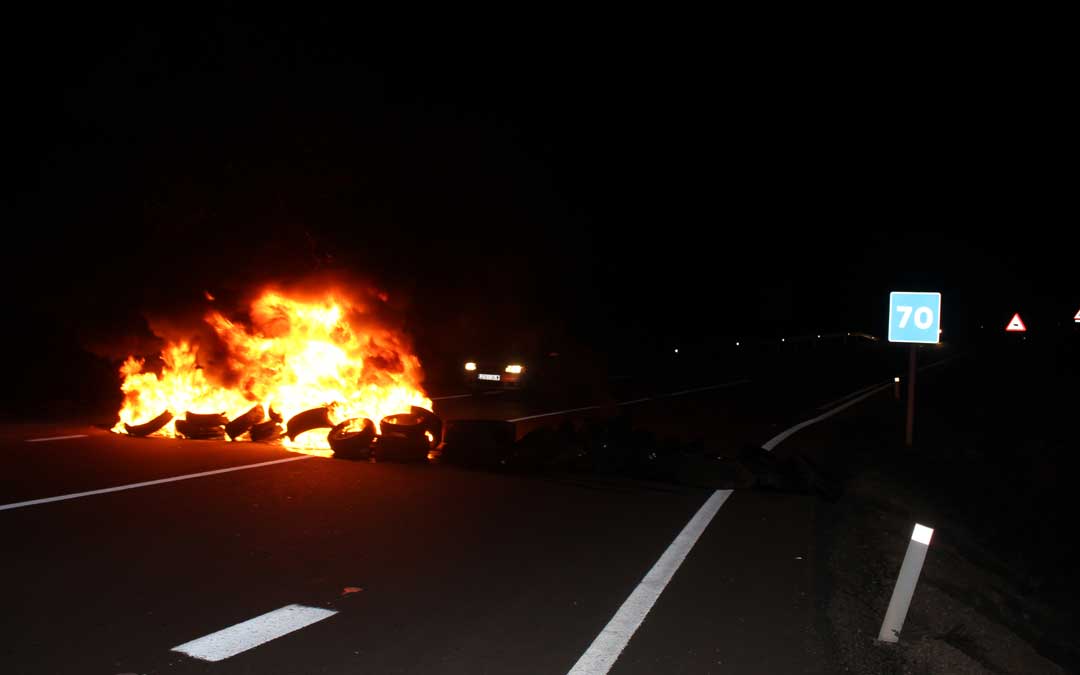 Ruedas quemadas en la carretera a Alloza este miércoles